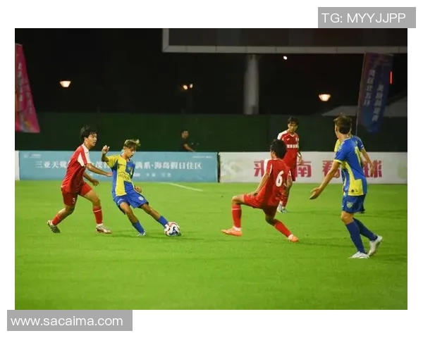 三位足球巨星同框聚焦 聚光灯下的荣耀与激情瞬间